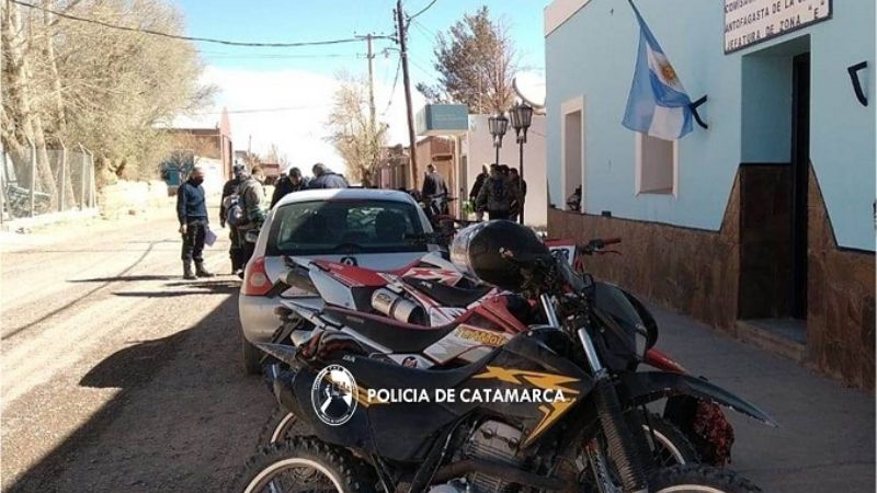 Demoran a 16 turistas por provocar daños en el Campo de Piedra Pómez