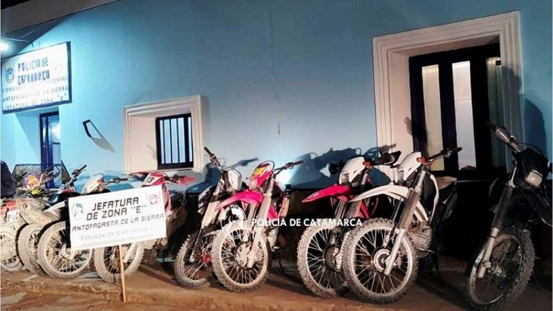 Demoran a 16 turistas por provocar daños en el Campo de Piedra Pómez