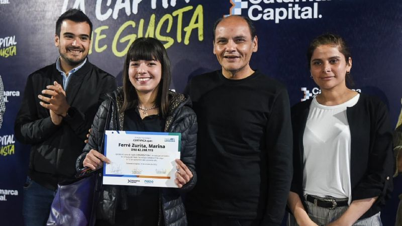 Gustavo entregó los primeros certificados del Centro de Lenguas