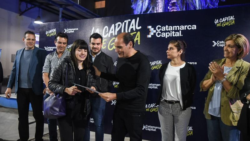 Gustavo entregó los primeros certificados del Centro de Lenguas