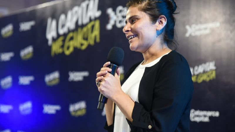 Gustavo entregó los primeros certificados del Centro de Lenguas