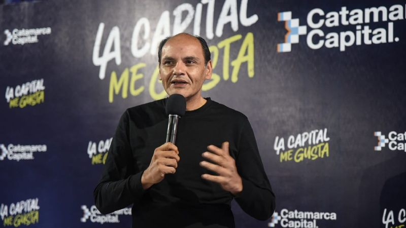 Gustavo entregó los primeros certificados del Centro de Lenguas