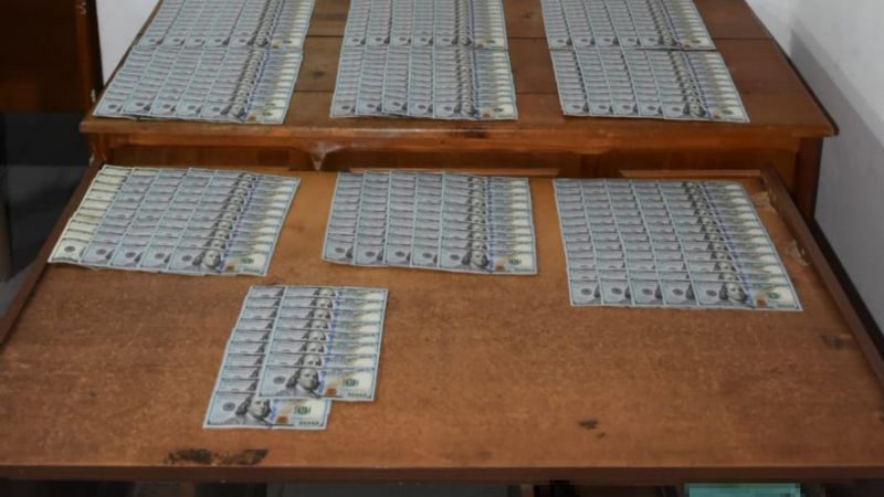 Llevaba escondidos 48.300 dólares en sus prendas
