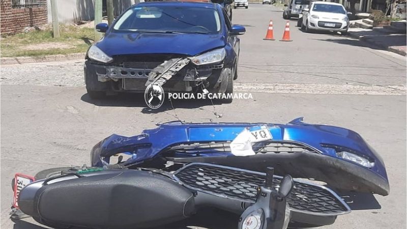 Motociclistas fueron atendidas por el SAME tras chocar con un auto