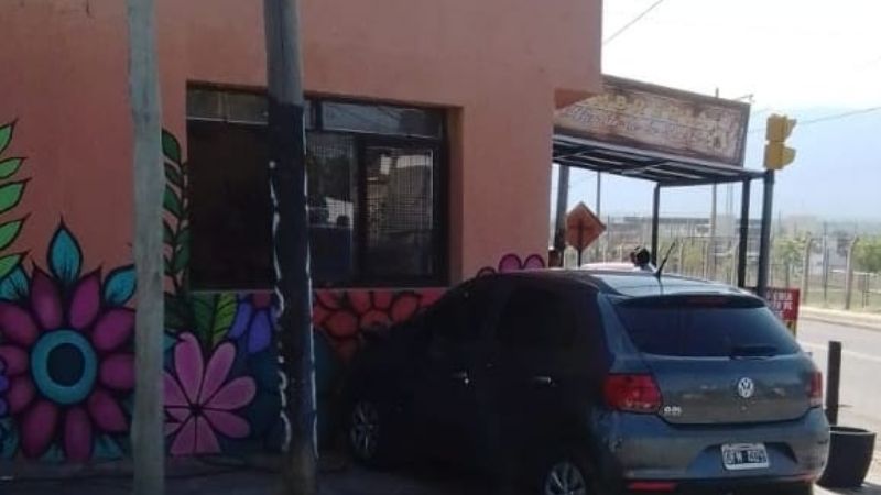 Impactó contra un local comercial y embistió a una mujer