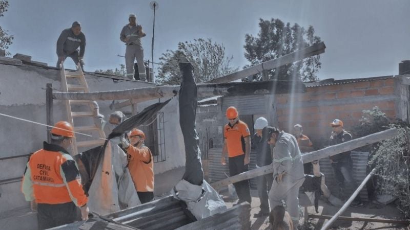 Por el fuerte viento, Defensa Civil asistió a vecinos afectados