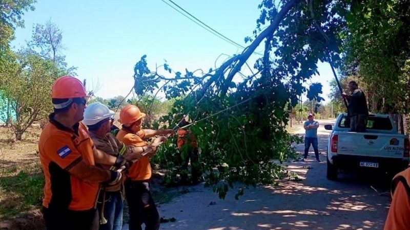 Por el fuerte viento, Defensa Civil asistió a vecinos afectados