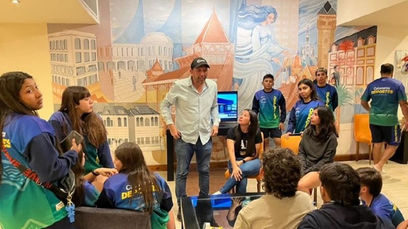 El secretario de Deportes con la delegación catamarqueña