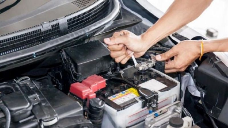 Se aprestaba a robar la batería de un auto y fue descubierto por la policía