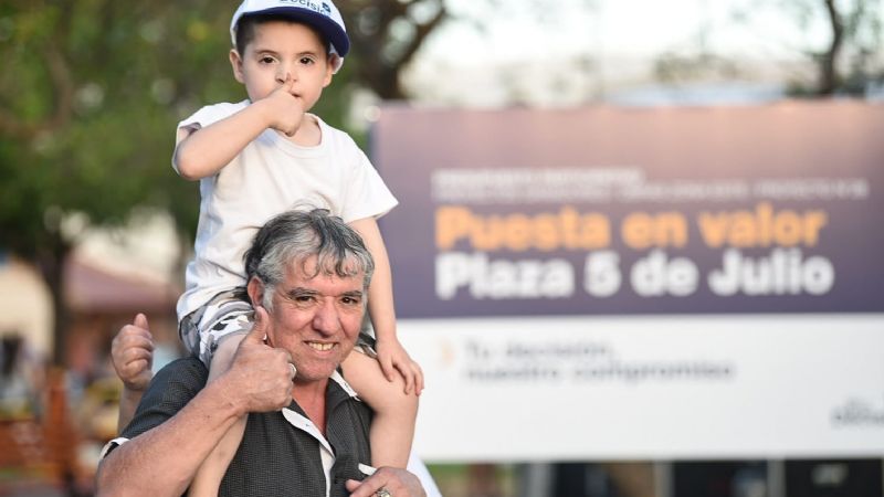 Gustavo inauguró la renovada plaza “5 de Julio”