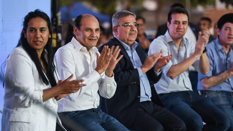 Gustavo inauguró la renovada plaza “5 de Julio”