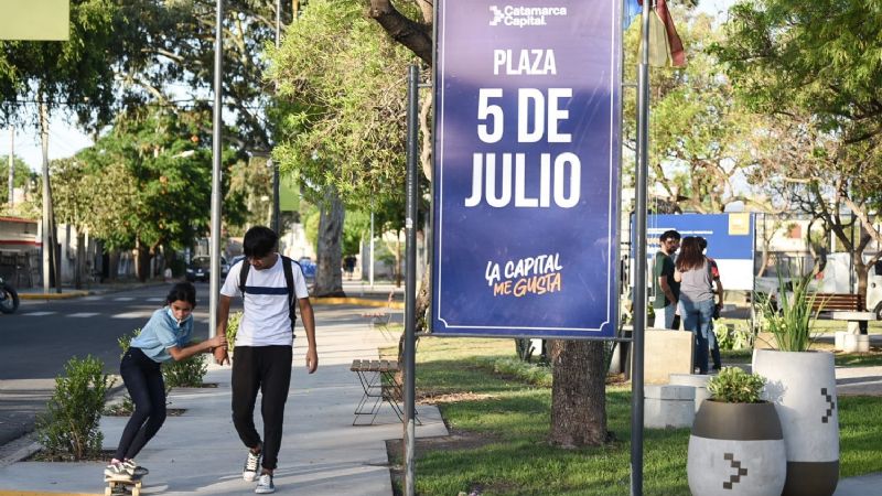 Gustavo inauguró la renovada plaza “5 de Julio”