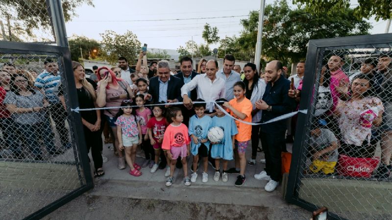 Gustavo inauguró la renovada plaza “5 de Julio”