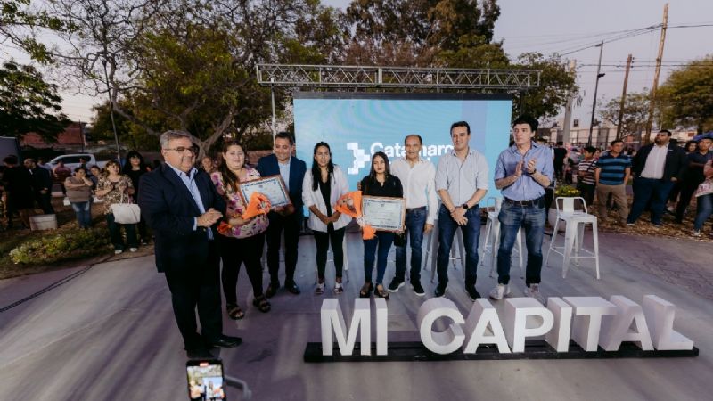 Gustavo inauguró la renovada plaza “5 de Julio”