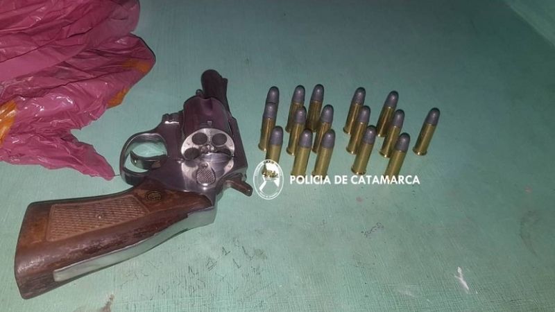 Drogas: en cuatro allanamientos secuestran dinero, armas de fuego y vehiculos