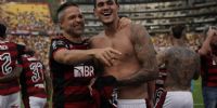 Pedro y Diego festejan la Copa Libertadores que ganó Flamengo en Guayaquil tras la victoria ante Paranaense.