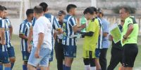 JUGADORES de La Merced se hidratan promediando el primer tiempo del partido ante Coronel Daza.