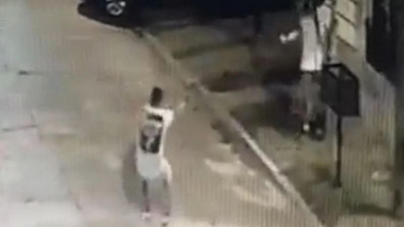 Sorprendió al ladrón en el patio de su casa