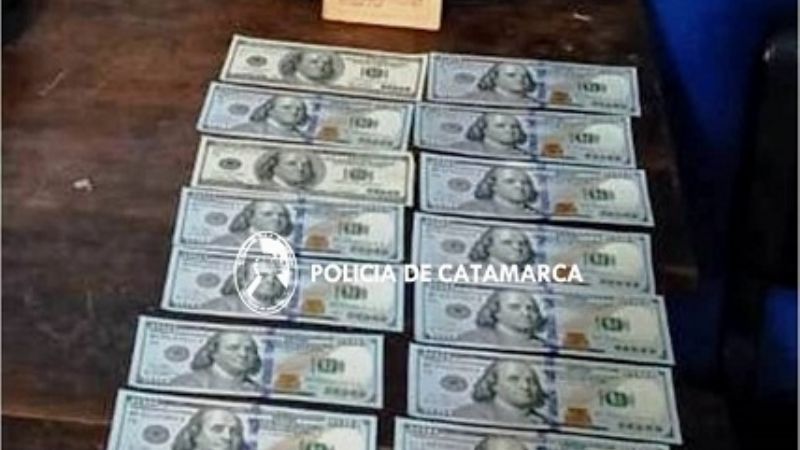 Le robaron 1600 dólares que dejó en la camioneta