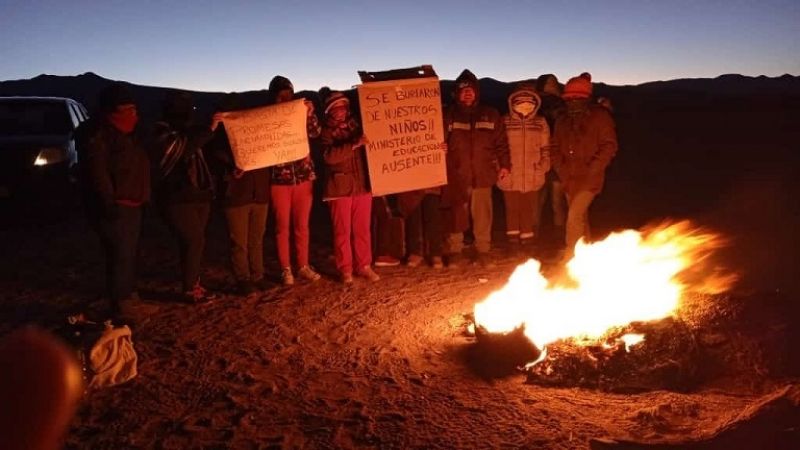 Padres de alumnos cortan ruta en Antofagasta de la Sierra