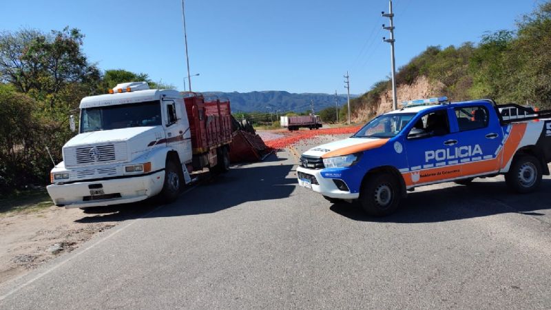 Volcó un acoplado y esparció tomates