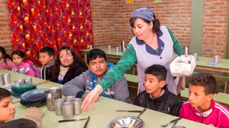 Incrementan fondos mensuales para comedores escolares