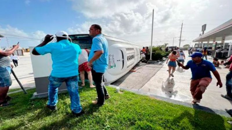 Volcó un colectivo que llevaba turistas en Punta Cana: murió una argentina