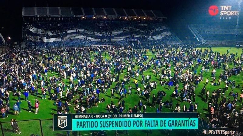 Murió un hincha por los violentos incidentes en La Plata