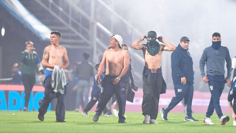 Murió un hincha por los violentos incidentes en La Plata