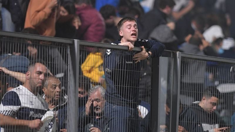 Murió un hincha por los violentos incidentes en La Plata