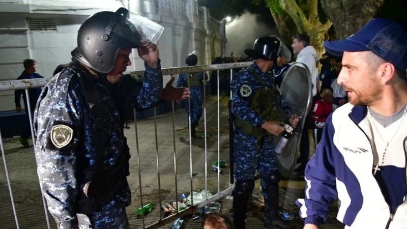 Murió un hincha por los violentos incidentes en La Plata