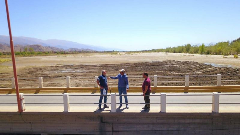 El intendente Juan Pablo Sánchez supervisó  la obra de encauce en Santa María