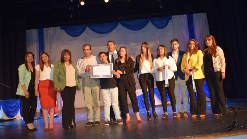 189 nuevos profesionales del IES “Gdor. José Cubas” recibieron su título de grado