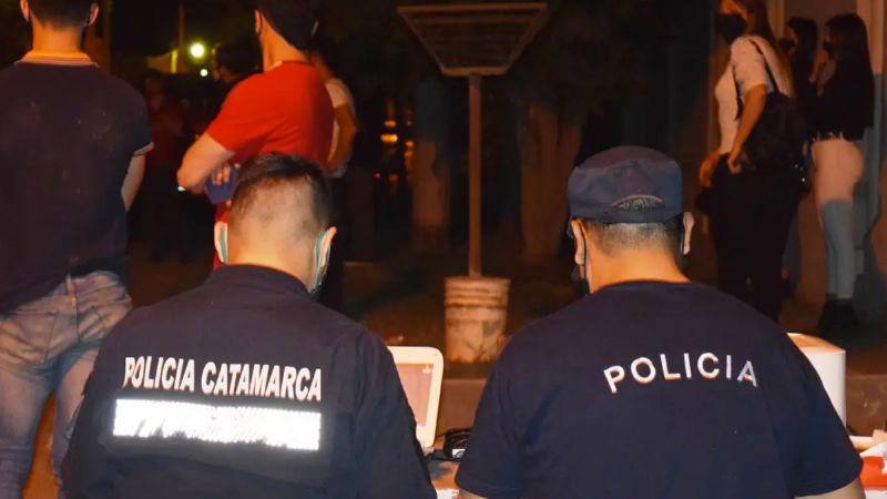 Agredieron en patota a dos policías