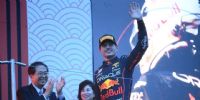 SIN EUFORIA, Verstappen celebra tranquilo su truinfo en Japón, sin saber todavía que era nuevamente campeón del mundo.