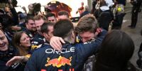 Max Verstappen acaba de enterarse de que es bicampeón de Fórmula 1 y lo festeja con integrantes del equipo Red Bull, tras ganar el Gran Premio de Japón.