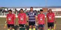 CONCIENTIZACIÓN sobre el cáncer de mamas en partido de San Martín-Obreros, con jueces y capitanes ataviados con remeras alusivas.