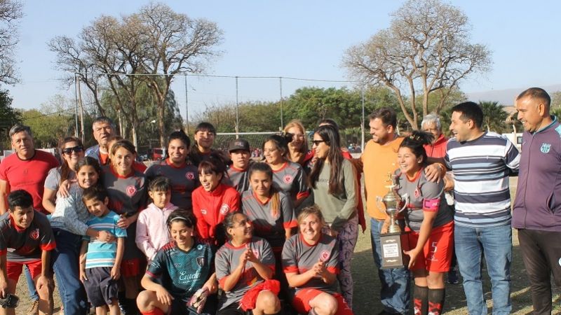 Los Sureños campeón del Fútbol Femenino chacarero
