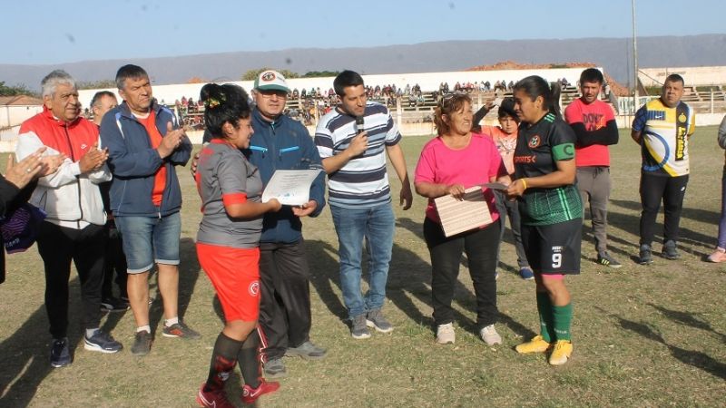 Los Sureños campeón del Fútbol Femenino chacarero