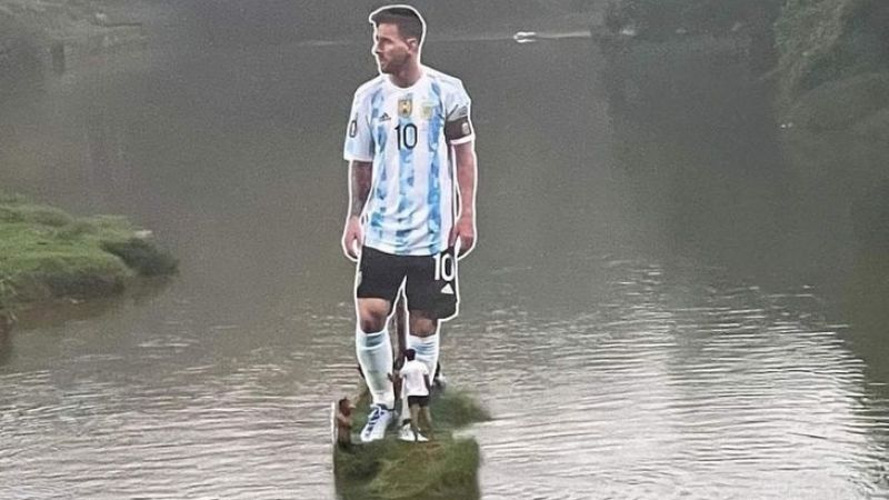 Gigantografía de Messi en medio de un río de la India