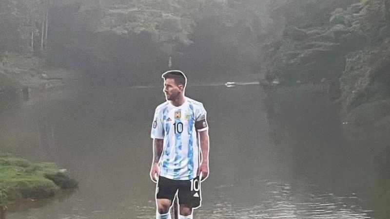 Gigantografía de Messi en medio de un río de la India