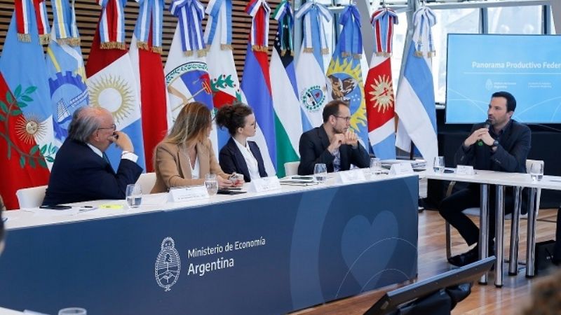 El ministro Álvarez participó de un encuentro convocado por Massa