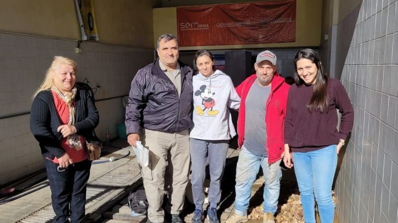 La Escuela de Orfebrería recibió una donación de rodocrosita