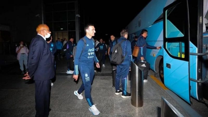 Scaloni espera a los jugadores en Abu Dhabi