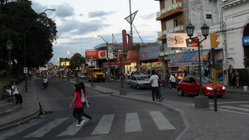 Detuvieron a un hombre y un adolescente por amenazar de muerte a un joven