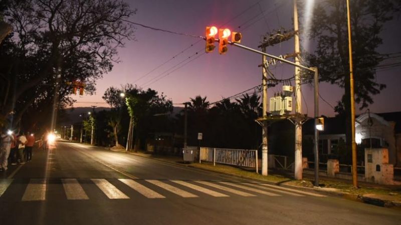 Perdió el control y chocó contra el divisorio de ambos carriles