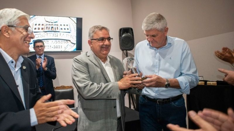 El gobernador entregó la medalla del Bicentenario al Museo Histórico