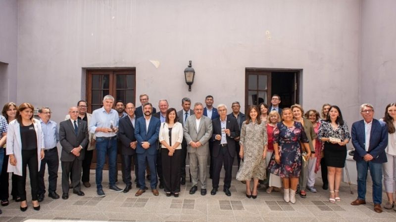 El gobernador entregó la medalla del Bicentenario al Museo Histórico