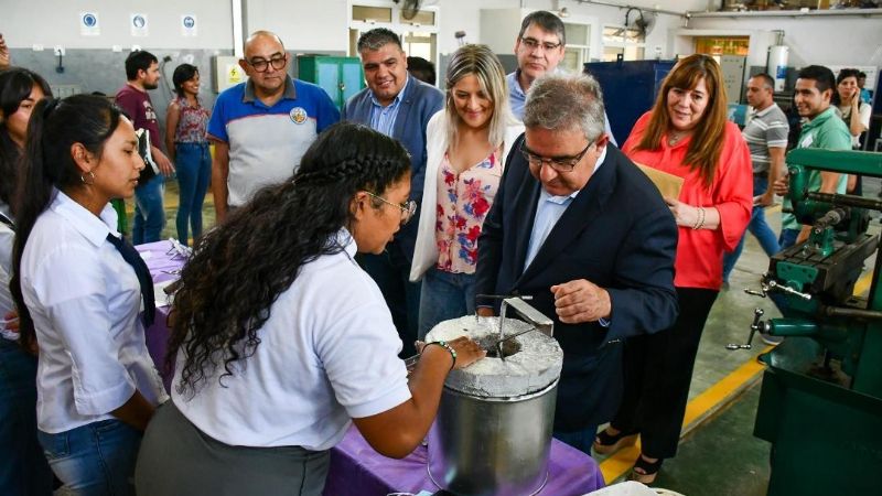 El gobernador y la ministra de Educación visitaron a los estudiantes de la EPET Nº4