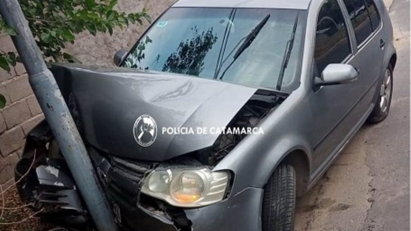 Chocó contra un poste y terminó en el hospital